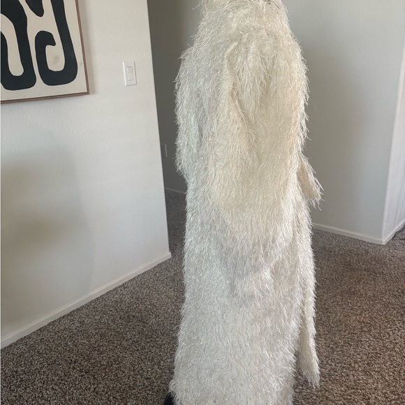 Sai Sankoh Enola Shaggy Faux Feathers White Coat - Picture 4 of 8